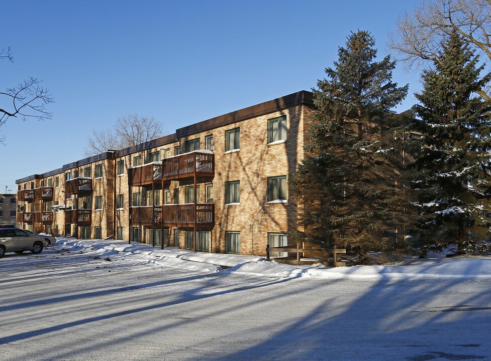 Macalaster Manor in St. Anthony, MN - Building Photo