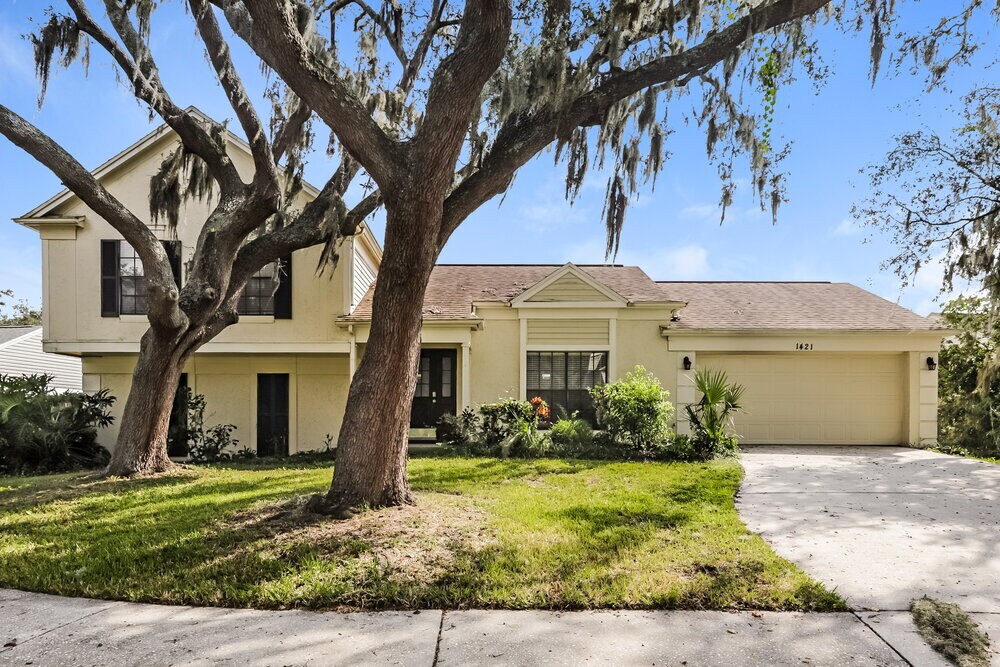 1421 Peachfield Dr in Valrico, FL - Foto de edificio