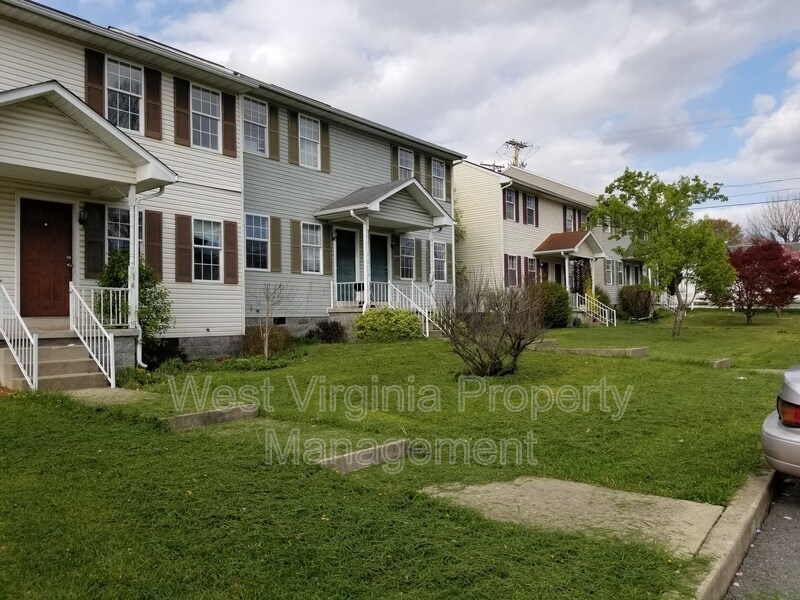 3751 Summerlee Rd in Oak Hill, WV - Building Photo