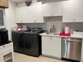 301 N Pine Island Rd in Plantation, FL - Building Photo - Building Photo