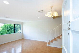 555 W Dryden St in Glendale, CA - Building Photo - Building Photo