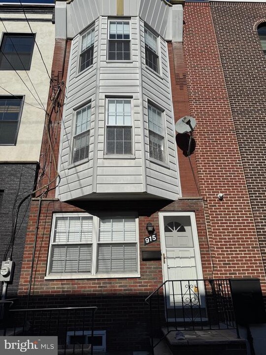 915 Catharine St in Philadelphia, PA - Building Photo