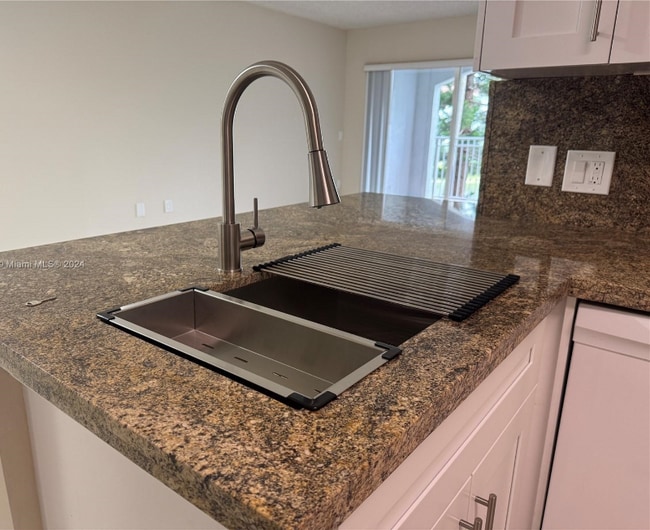 165 NW 96th Terrace in Pembroke Pines, FL - Foto de edificio - Building Photo