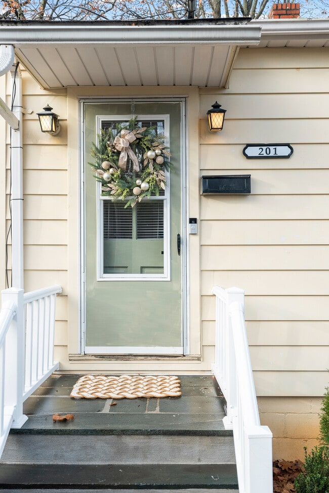 201 Perrymont Ave in Lynchburg, VA - Building Photo - Building Photo