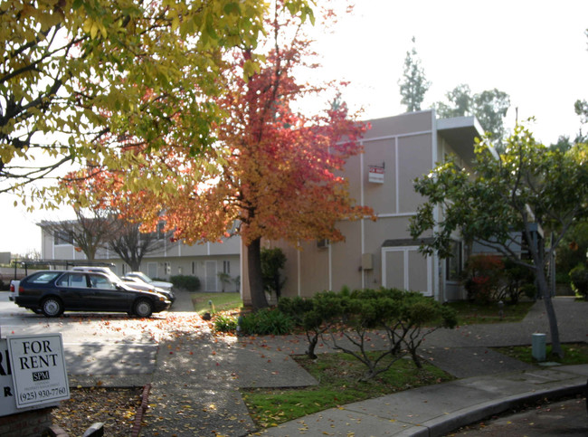 Briars and Belvedere Apartments in Pleasant Hill, CA - Foto de edificio - Building Photo