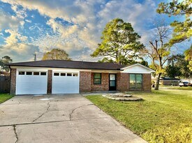 620 Circle Way in Alvin, TX - Building Photo