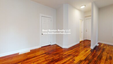 16R Warren Ave. Unit 2, Unit 2 in Somerville, MA - Foto de edificio - Building Photo