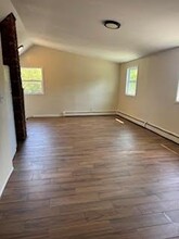 8 Ross Ave in Bay Shore, NY - Building Photo - Building Photo