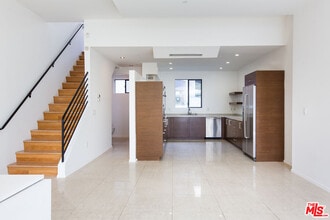 8639 Whitworth Dr in Los Angeles, CA - Building Photo - Building Photo