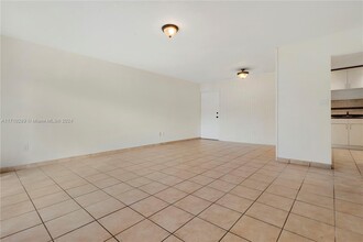 10369 N Kendall Dr in Miami, FL - Building Photo - Building Photo