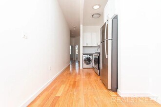 Troutman Street, Unit 3R in Brooklyn, NY - Foto de edificio - Building Photo