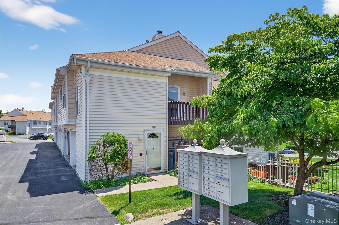 3911 Whispering Hills Dr in Chester, NY - Building Photo