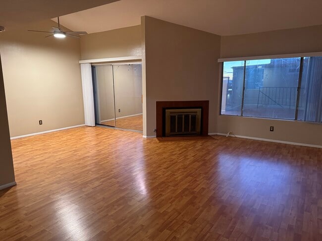 9381 Shadowood Dr, Unit F in Montclair, CA - Foto de edificio - Building Photo