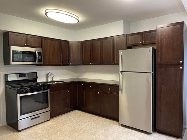 200 Centre Ave, Unit 1H in New Rochelle, NY - Foto de edificio - Building Photo