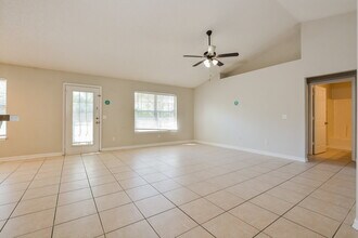 2119 Dumas Dr in Deltona, FL - Foto de edificio - Building Photo