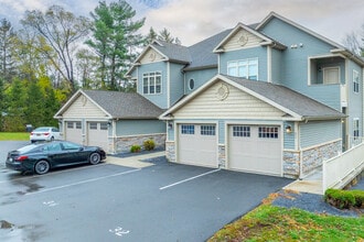 Mill Hollow Apartments in Guilderland, NY - Foto de edificio - Building Photo