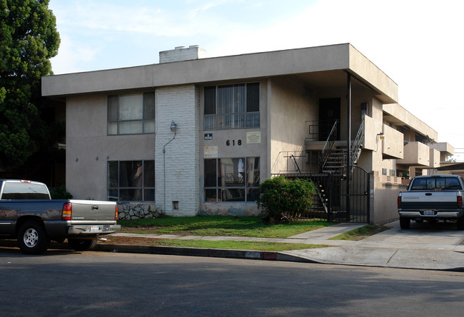 618 S Walnut Ave in Inglewood, CA - Foto de edificio - Building Photo