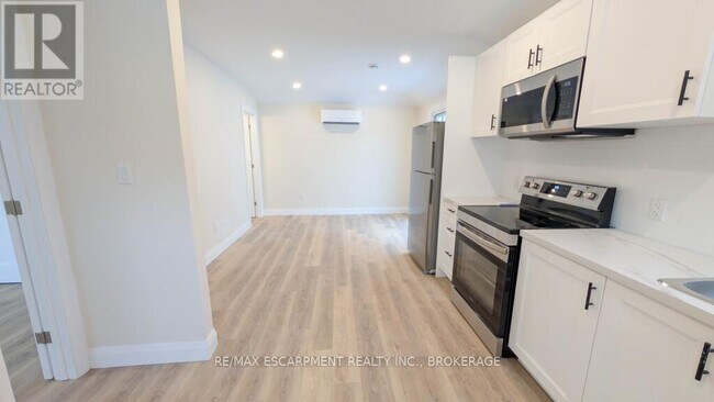 21 Fawell Ave in St Catharines, ON - Building Photo - Building Photo