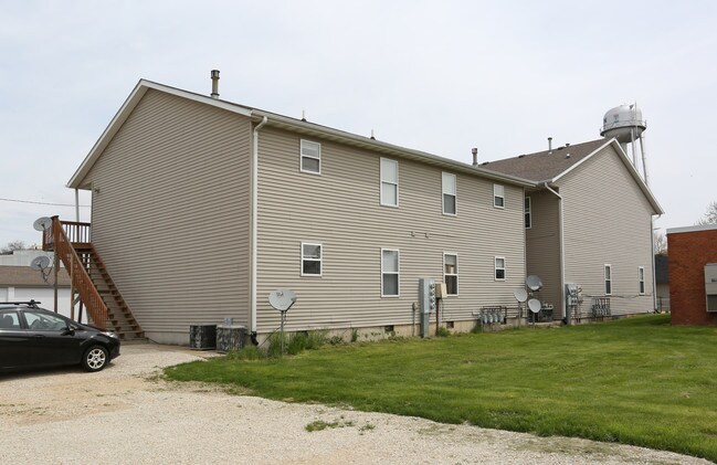 105 N Elm St in Franklin Grove, IL - Foto de edificio - Building Photo