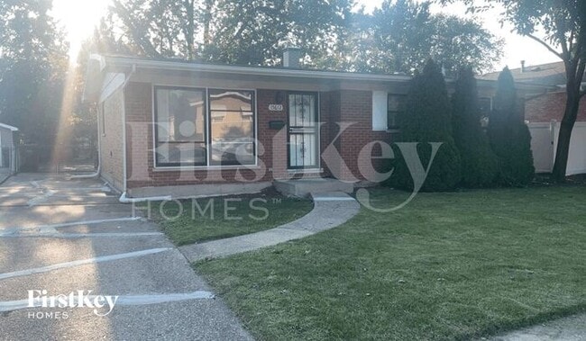 property at 15612 Woodlawn E Ave