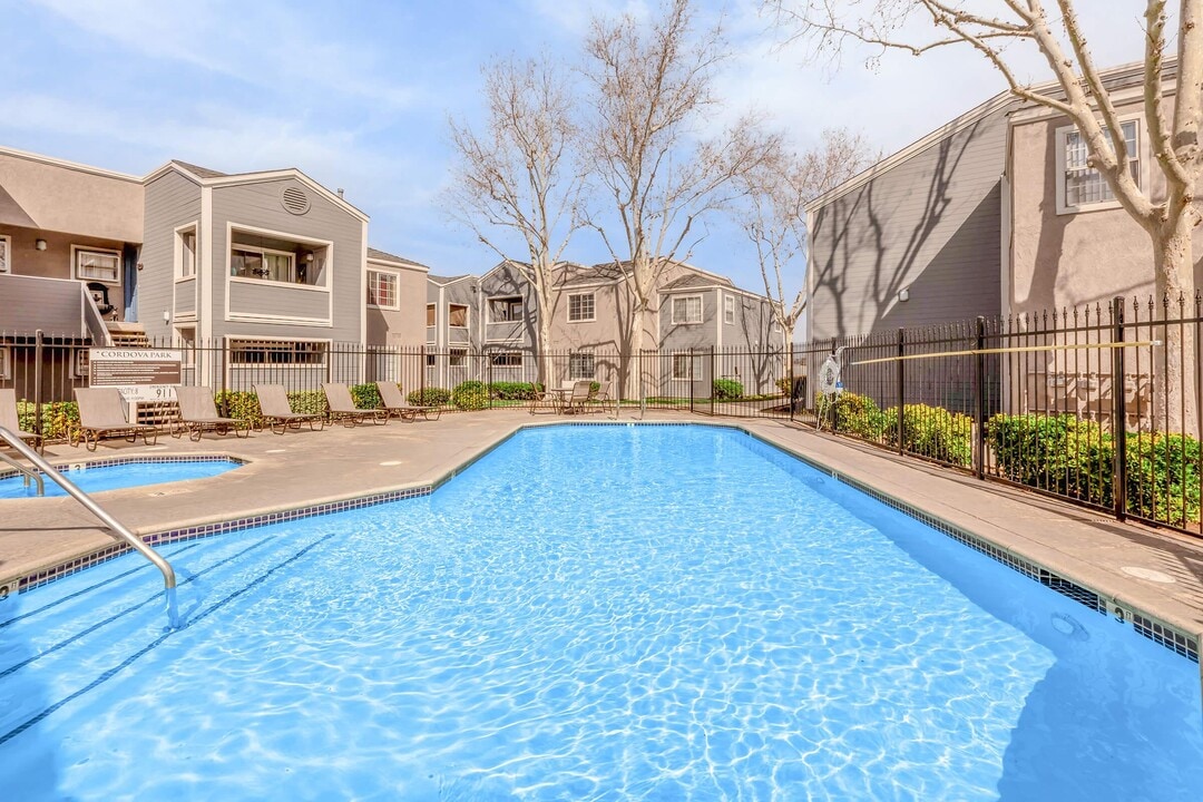 Cordova Park in Lancaster, CA - Foto de edificio