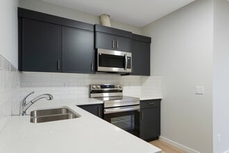 31 Royston Way NW in Calgary, AB - Building Photo - Building Photo