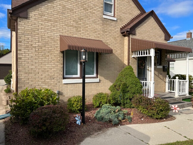 1714 Waldo Blvd in Manitowoc, WI - Foto de edificio - Building Photo