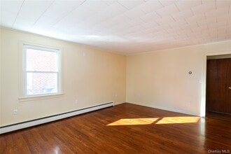 156 Lampman Ave in Port Ewen, NY - Building Photo - Building Photo