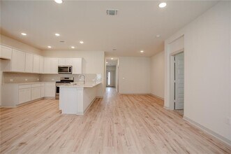 10712 Deaton Ln in Austin, TX - Building Photo - Building Photo
