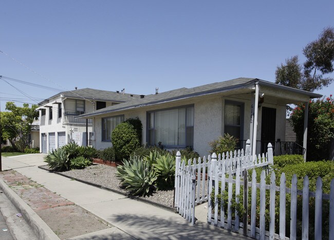6156-6162 Acorn St in San Diego, CA - Foto de edificio - Building Photo