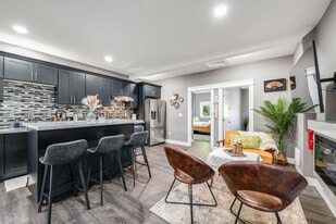 21031 NE 4th St in Sammamish, WA - Building Photo