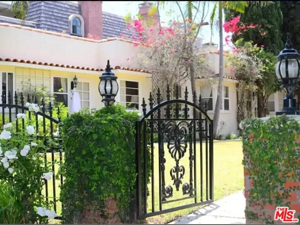 1134 Chelsea Ave in Santa Monica, CA - Building Photo