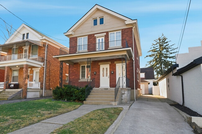 2905 Robertson Ave, Unit #1 in Cincinnati, OH - Foto de edificio - Building Photo