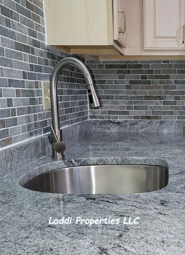 86 Beacon St, Unit 4 in Lawrence, MA - Building Photo - Building Photo