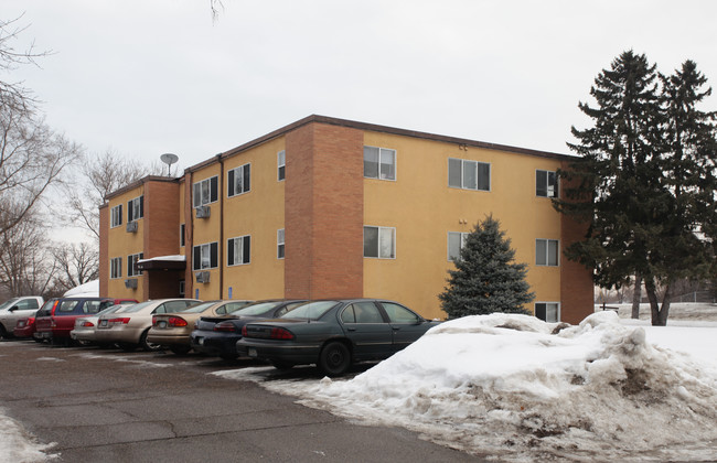 5950 E River Rd NE in Fridley, MN - Foto de edificio - Building Photo