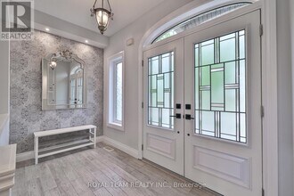 2 Gleave Ct in Aurora, ON - Building Photo - Building Photo