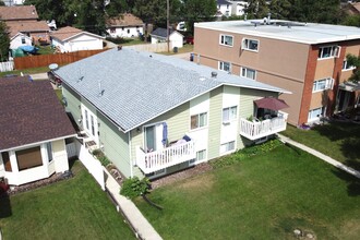 5016 47 St in Innisfail, AB - Building Photo - Building Photo