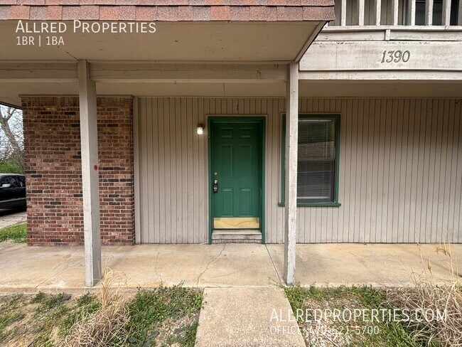 1390 W Wedington Dr in Fayetteville, AR - Building Photo - Building Photo