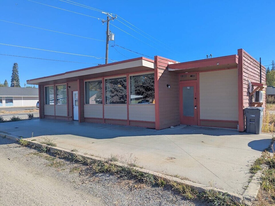 77 S Treat St in Priest River, ID - Building Photo
