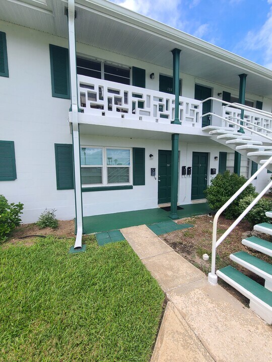 1800 S Palmetto Ave, Unit 106 in South Daytona, FL - Building Photo