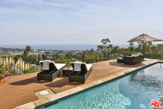 3504 Coast View Dr in Malibu, CA - Foto de edificio - Building Photo