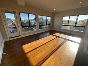 303 D St, Unit 3 in Boston, MA - Foto de edificio - Building Photo