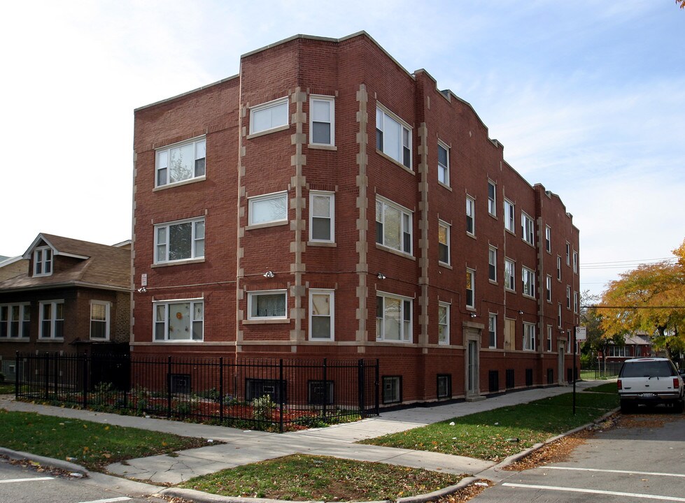 4101 W Iowa in Chicago, IL - Foto de edificio