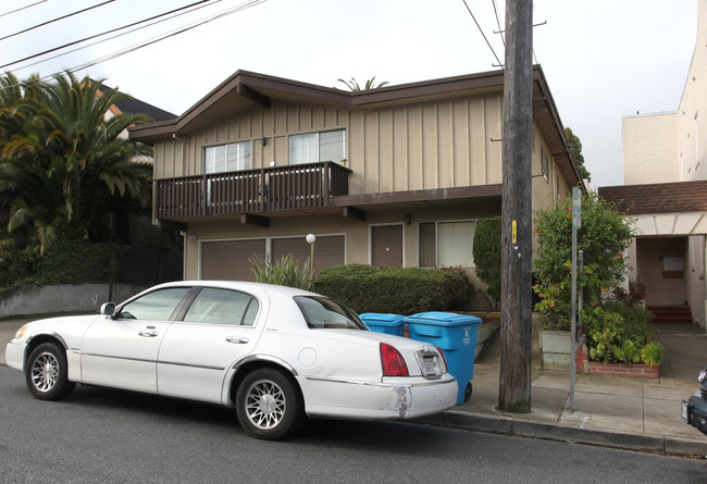 1215 Capuchino Ave in Burlingame, CA - Foto de edificio - Building Photo