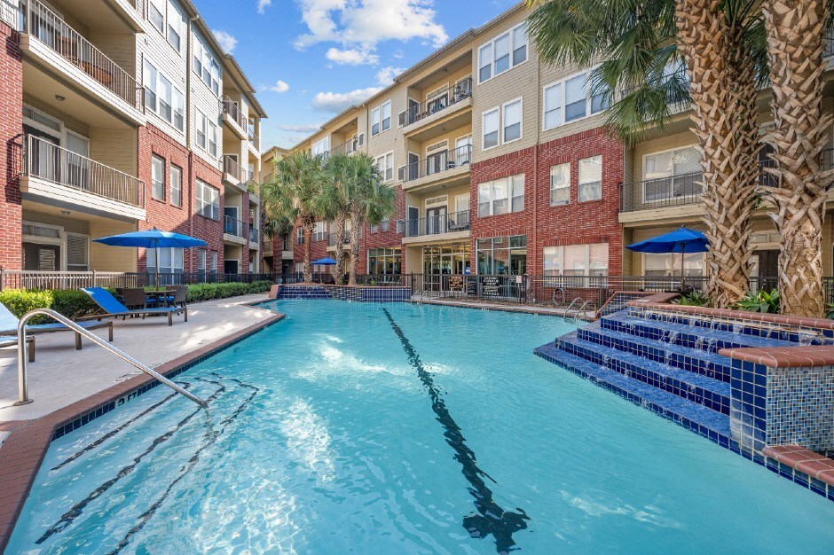 Galleria Parc Apartments in Houston, TX - Building Photo