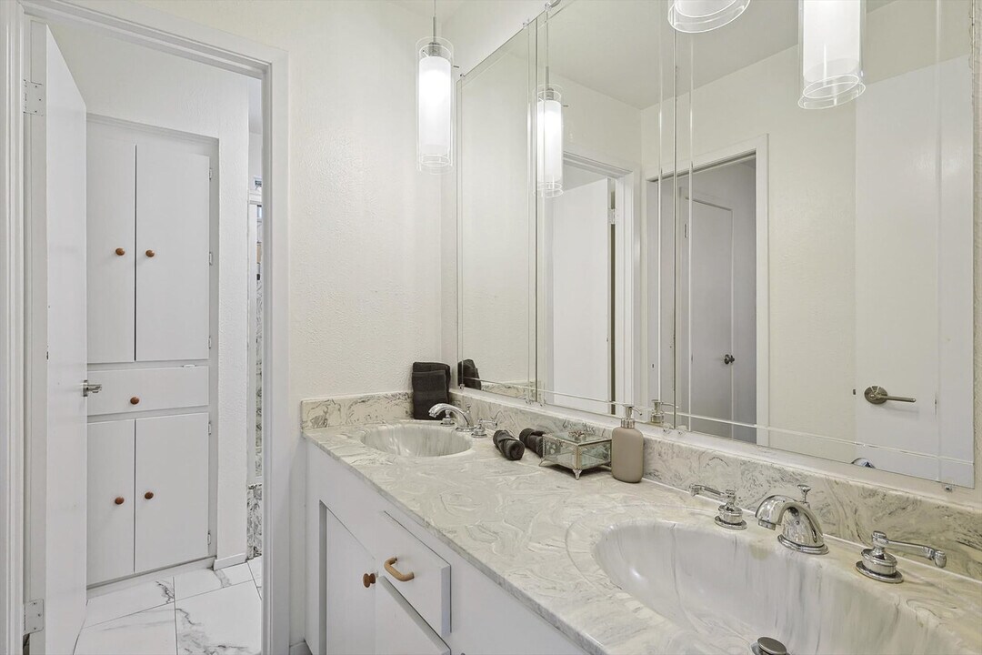 7749 El Pensador Dr in Dallas, TX - Building Photo