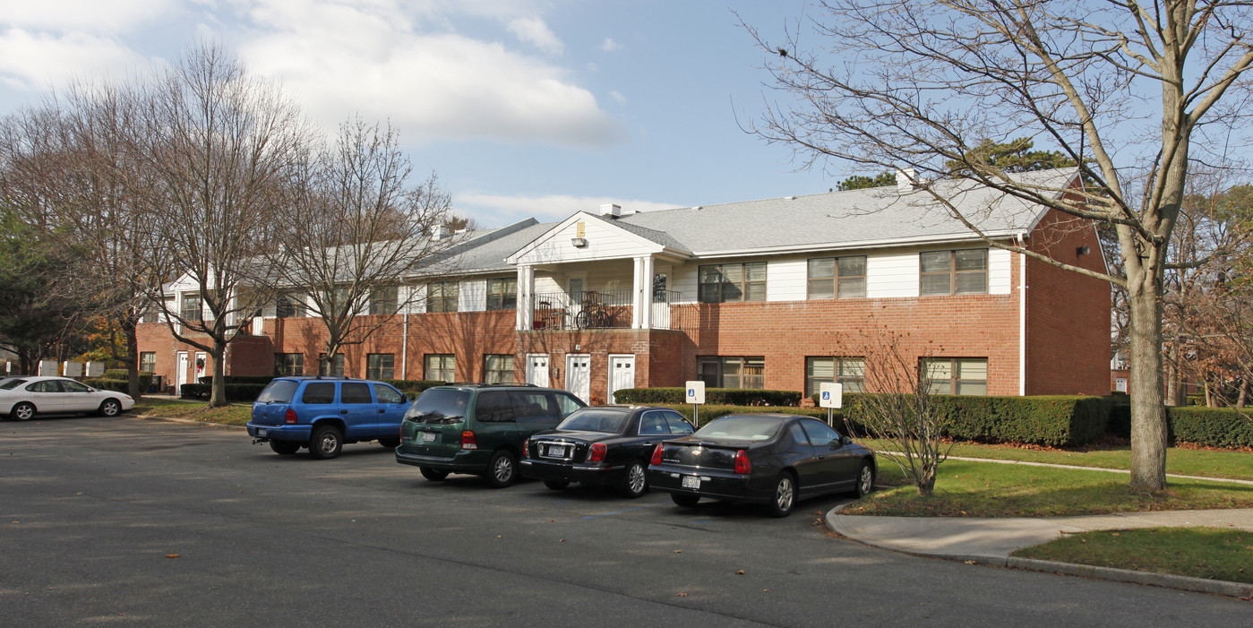 Brook Gardens in Bay Shore, NY - Building Photo