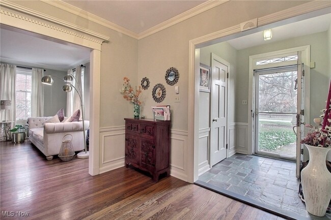14575 Shaker Blvd in Shaker Heights, OH - Foto de edificio - Building Photo