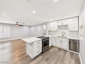 567 13th St N in Naples, FL - Building Photo - Building Photo