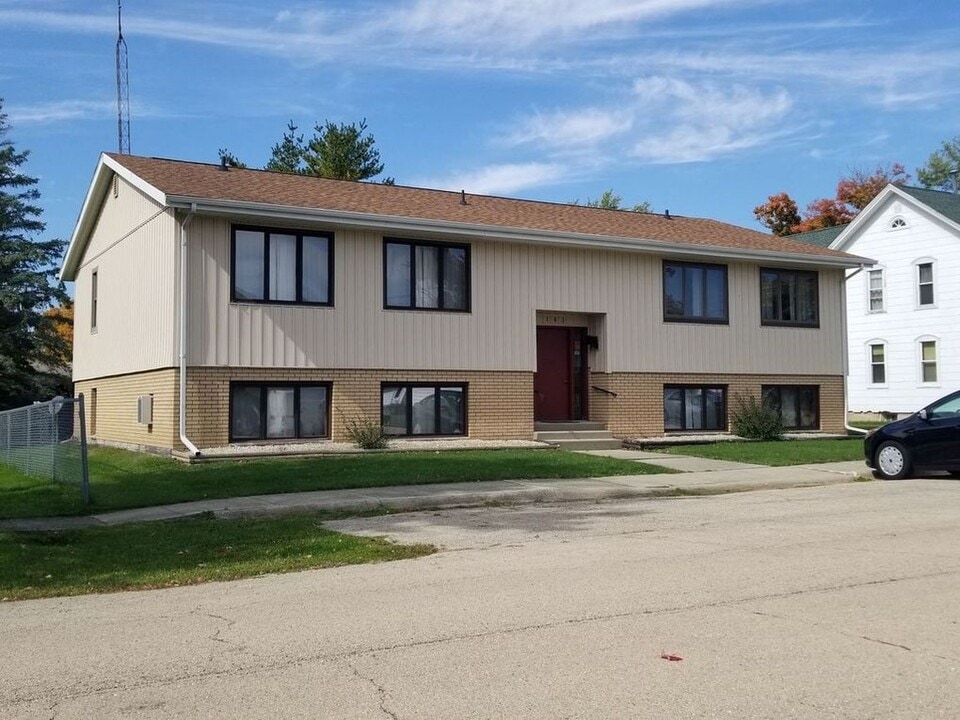 103 S Spring St, Unit Apt 3 in Franklin Grove, IL - Building Photo